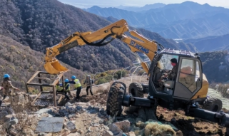 電動絞盤參與高山滑雪中心賽道護(hù)欄安裝工作